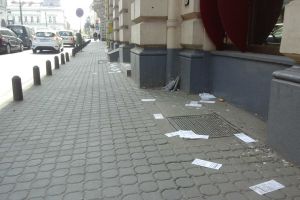 Aradul a ajuns o imensă GROAPĂ DE GUNOI, pe banii noştri! Primăria plăteşte bani grei unei firme, deşi curăţenia oraşului lasă de dorit