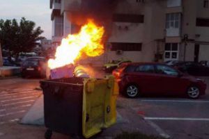 Baia Mare: Mania incendierii containerelor, o traditie de decenii. Politia Locala doarme in galosi
