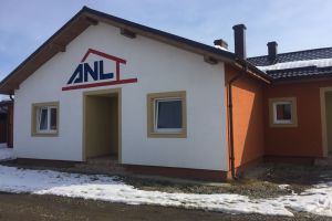 Budacu de Jos: Beneficiarii locuinţelor sociale pentru comunităţile de romi s-au mutat în casă nouă