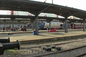 O pasarelă s-a prăbuşit peste liniile din Gara Ploieşti Vest. Circulaţia trenurilor este blocată