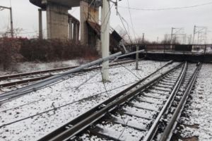 La un pas de tragedie! PASARELA cazuta peste sinele de tren, la Gara de Vest. Circulatia feroviara, blocata!