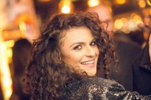 Performanţă UNICĂ în România! Ce a reusit o cunoscută artistă este INCREDIBIL. Cine este bruneta TALENTATĂ