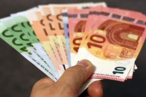 Țara europeană unde angajaţii câştigă mai mult decât pot cheltui