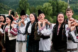 „Etnia românească” sprijinită social şi cultural de CJ Harghita