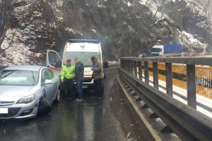 FOTO – Valea Oltului blocată din cauza unui accident cu trei maşini implicate