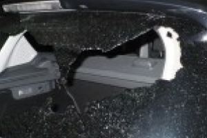 Tanar cercetat penal pentru distrugerea lunetei unui vehicul