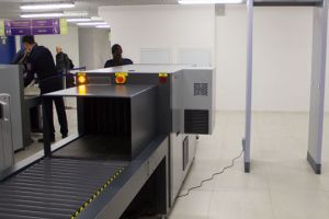 A ajuns la aeroport şi nu l-au lăsat să treacă fiindcă nu l-au crezut că e viu. Motivul e de-a dreptul ireal