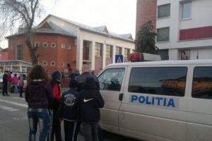 Adolescentele care s-au luat la bătaie în faţa liceului Ioan Slavici ar putea fi exmatriculate