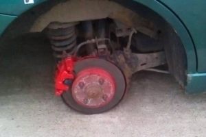 FOTO. Tupeu de hoţi! Au furat o roată de la o maşină parcată în faţa blocului