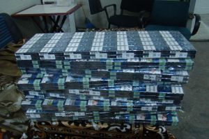 FOTO. Sute de pachete de ţigări, ascunse în rezervorul unei maşini