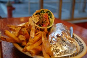 De râsu’-plânsu’! Cum a ajuns o SHAORMA motiv de DIVORȚ