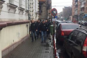 IRONIE. Doi agenţi de pază care au bătut trei bărbaţi care se băteau au fost reţinuţi şi acuzaţi