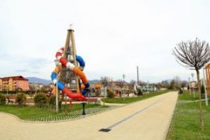 Baia Mare: In Parcul Central, pavajul o ia la vale. Firma ConstruRom va spune ceva?