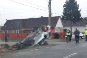 FOTO. Şoferul care a scăpat după ce şi-a distrus maşina, cercetat pentru auto-vătămare corporală