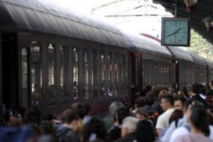 Pasagerii din trenurile blocate în Prahova, preluaţi de autocare şi duşi în Gara Ploieşti Sud