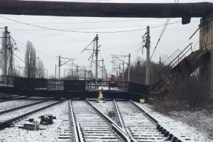 FOTO. Trenul Satu Mare – Bucureşti, blocat după prăbuşirea unei pasarele