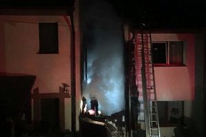 Incendiu puternic în Paleu: Magaziile dintre două case au luat foc, din cauza unui coş de fum (FOTO)