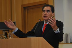 Petre Roman în Bacău: „Despre pasiune în vremuri de libertate”