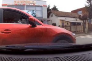 Accident LIVE în Gheorgheni! !M-ai depăşit prin dreapta handicapatule!” / ”Bă, eşti tâmpit!” - VIDEO
