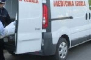 Un barbat a murit dupa ce a fost lovit de doua masini