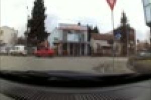 Accident LIVE în Gheorgheni! !M-ai depăşit prin dreapta handicapatule!” / ”Bă, eşti tâmpit!” - VIDEO