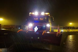 Peste 150 de tone de material antiderapant au fost folosite pe drumurile din vest