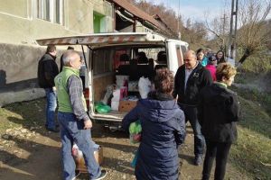 Se strang alimente pentru familiile nevoiase de batrani din Timis