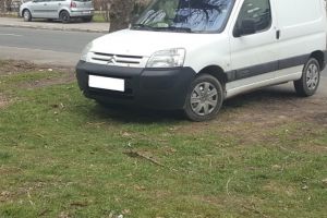 Atentie soferi!: Conducatorii auto care isi parcheaza autoturismele pe spatiile verzi vor fi sanctionati de politistii locali