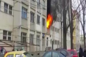 Imagini impresionante de la incendiul ce a cuprins un camin militar din Constanta. Flacari uriase ieseau dintr-o garsoniera de la primul etaj al cladirii  