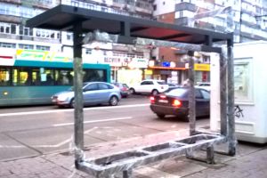 Toate staţiile de autobuz şi tramvai vor avea adăposturi pentru călători