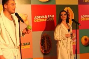 FIERBINTE în PLINĂ IERNĂ! O tânără s-a DEZBRĂCAT NUD în faţa camerelor la Radio ZU. Imaginile s-au VIRALIZAT- Galerie Foto 