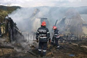 ULTIMĂ ORĂ: Casă în flăcări la Bogheşti. Intervin pompierii din judeţul Bacău