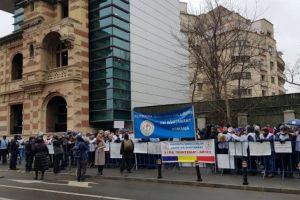 30 de sindicalişti din învăţământul argeşean au pichetat Ministerul Muncii