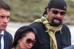Celebrul actor Steven Seagal PROMOVEAZĂ  o monedă virtuală cel puţin dubioasă