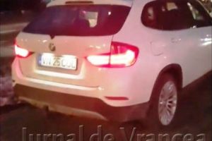VIDEO: Trotuarul, bandă pentru maşini de şmecheri! Cum se circulă în centrul Focşaniului