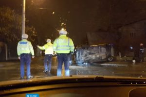 Accident GRAV in Ploiesti, pe str. Valeni. O masina s-a rasturnat. Soferita a ramas INCARCERATA