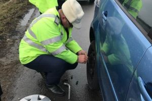 Doi politisti au ajuns vedete pe internet. Ce gest au facut oamenii legii pentru o soferita.