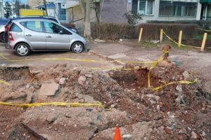 Gropi imense, „părăsite” de angajaţii Termoficării. Primăria Deva a fost sesizată de presă. Reprezentanţii administraţiei locale spun că societatea va fi amendată