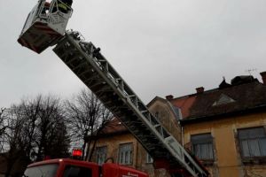 FOTO Se desprinde acoperişul unei grădiniţe din Sibiu. Intervin pompierii