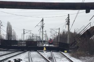 FOTO Trafic feroviar blocat între Braşov şi Bucureşti. Pasarelă prăbuşită la Ploieşti