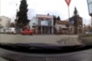 Accident LIVE în Gheorgheni! !M-ai depăşit prin dreapta handicapatule!” / ”Bă, eşti tâmpit!” - VIDEO