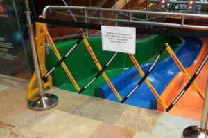 Incident şocant la Therme. ANPC ia măsuri. Copil de 8 ani, lovit de tobogan, rămas fără dinţi