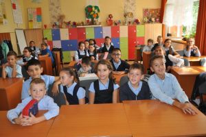 Clase cu foarte mulţi elevi în şcoli din Bistriţa. De ce sugerează ISJ atingerea limitei maxime şi permite depăşirea ei
