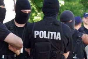 Rromii care au FURAT două genţi pline cu bani, PERCHEZIŢIONAŢI. Ce au aflat mascaţii este STUPEFIANT