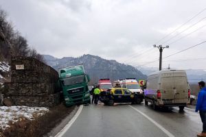 FOTO – Accident pe DN7 – Valea Oltului. Traficul este blocat total
