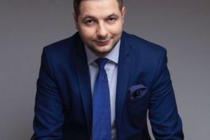 Cine este POLITICIANUL din spatele legii privind Holocaustul. Este responsabil pentru răcirea relaţiile Poloniei cu SUA şi Israel 