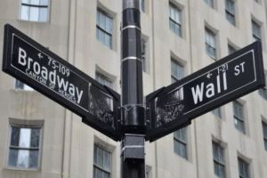 Acuzaţiile SCANDALOASE de HĂRȚUIRE de la Hollywood continuă. Un producător Disney, RECLAMAT că umbla GOL pe PLATOU 