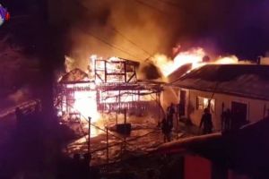 Un incendiu a făcut scrum un atelier de tâmplărie şi a afectat grav o casă