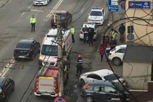 O şoferiţă a ajuns la spital în urma unui accident în Mărăşti. Un ”coleg” de trafic nu i-a acordat prioritate FOTO
