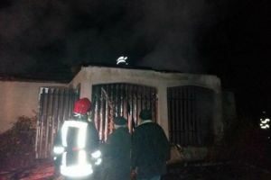 FOTO Acoperişul unei cabane din Avrig, cuprins de flăcări